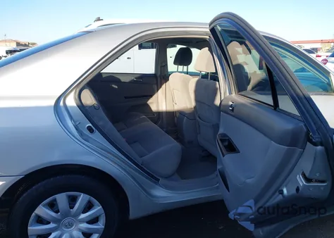 2005 Toyota Camry Le z USA, uszkodzony, nr VIN 4T1BE32K25U574542